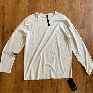 Mens Lululemon long sleeve top. Classic fit.